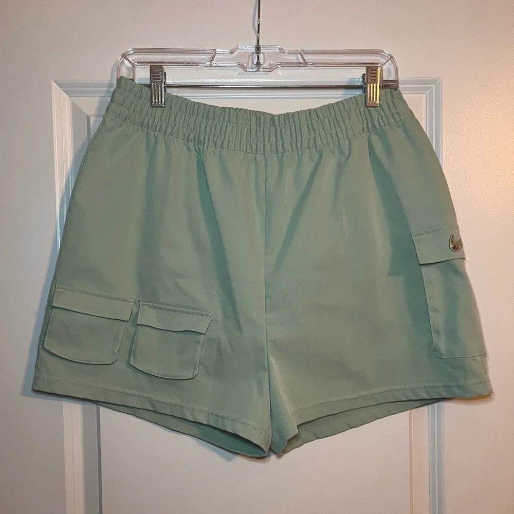 Nike Sportswear Swoosh Cargo Shorts in Steam Green Size Large